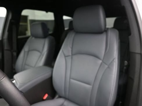 Used 2023 Buick Enclave Essence AWD/4WD image 11