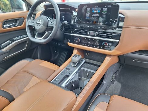 Used 2025 Nissan Pathfinder Platinum FWD image 28