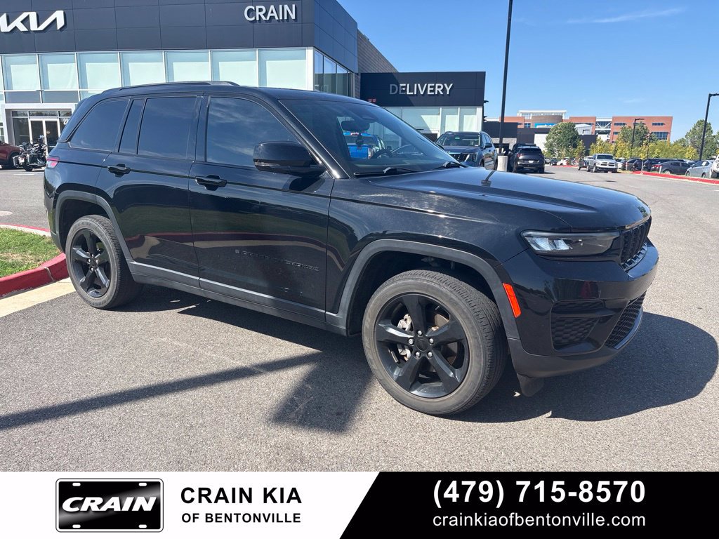 Used 2023 Jeep Grand Cherokee Altitude AWD/4WD image 5