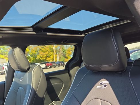 New 2026 Chrysler Pacifica Limited w/ S Appearance Package image 32