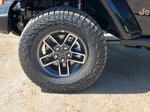 New 2025 Jeep Gladiator Mojave image 12