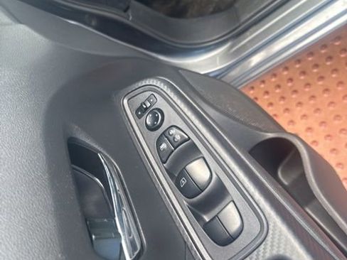 Used 2023 Nissan Versa SV FWD image 9