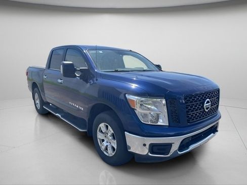 Used 2019 Nissan Titan SV w/ SV Convenience Package image 5