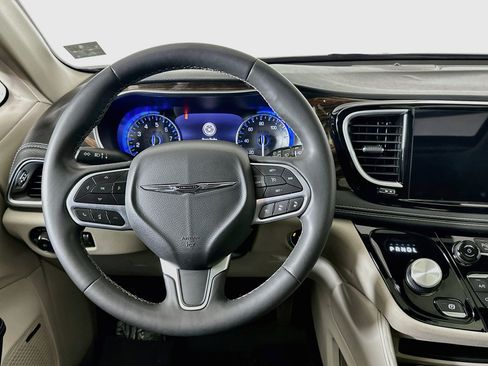 Used 2022 Chrysler Pacifica Limited FWD image 18