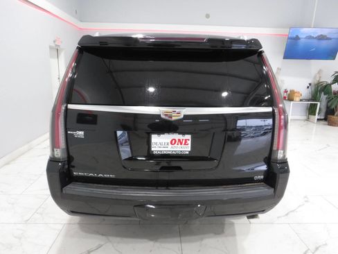 Used 2016 Cadillac Escalade Luxury RWD image 4