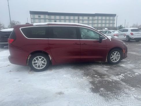 Used 2017 Chrysler Pacifica Touring image 10
