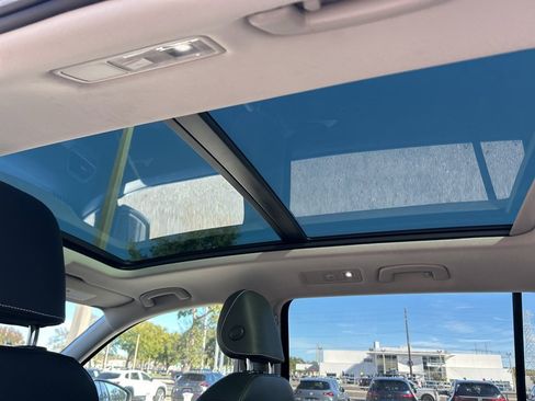 Used 2021 Volkswagen Tiguan SE w/ Panoramic Sunroof Package image 4