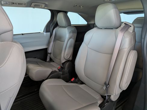 Certified 2025 Toyota Sienna XLE FWD image 31