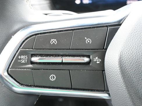 Used 2025 Chevrolet Traverse LT FWD image 13