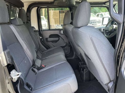 Used 2024 Jeep Gladiator Sport AWD/4WD image 17