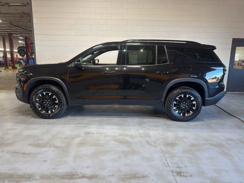 Used 2024 Chevrolet Traverse Z71 image 2