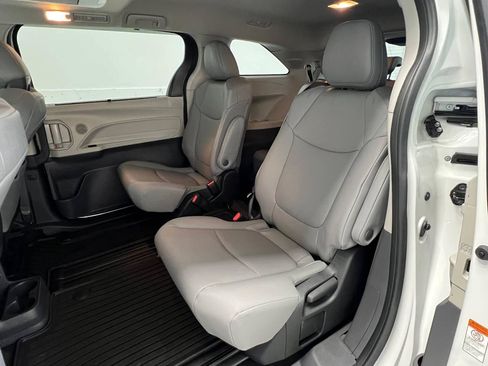 Used 2022 Toyota Sienna XLE w/ XLE Plus Package FWD image 9