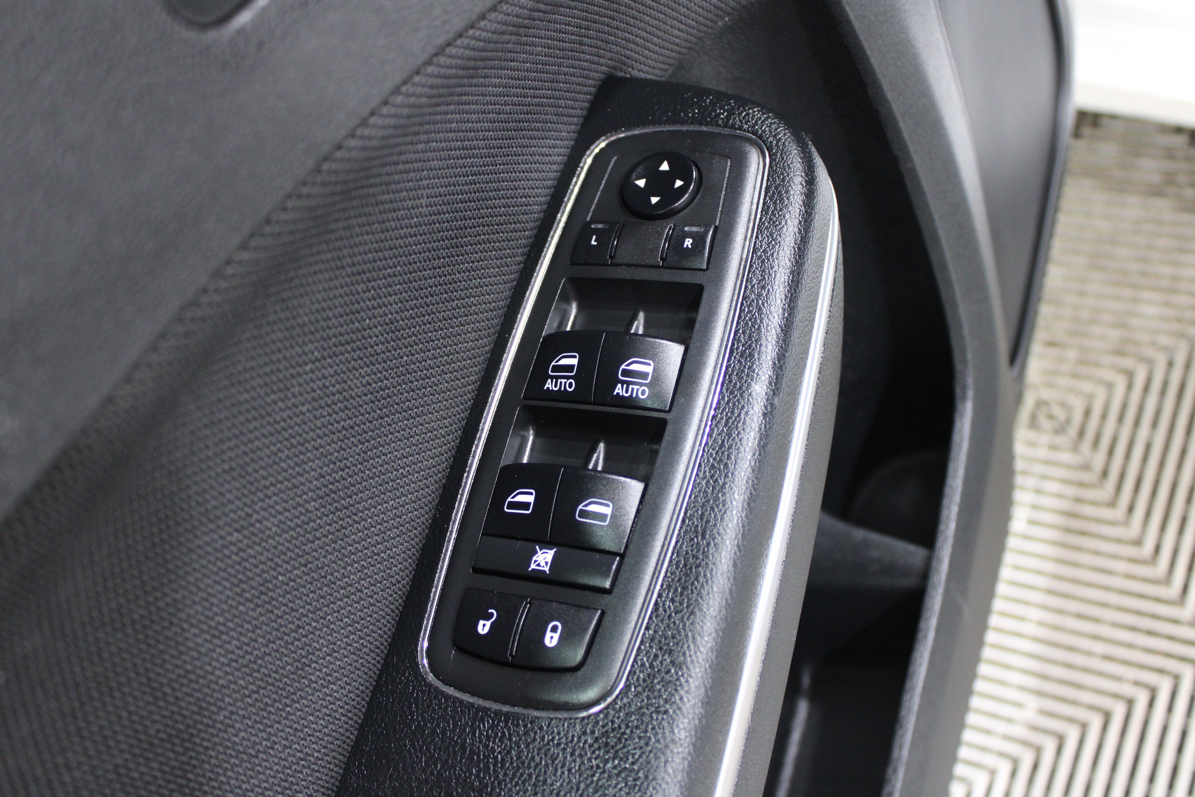Used 2018 Dodge Charger SXT RWD image 6