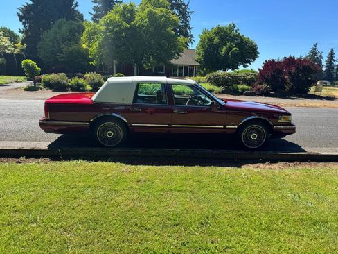 Used 1996 Lincoln Town Car Signature RWD image 6