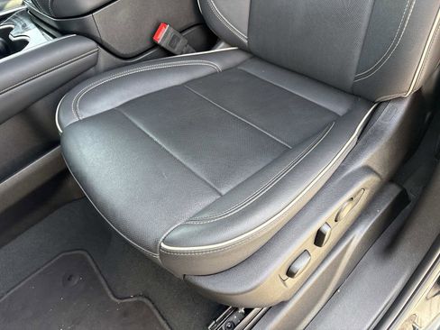 Used 2025 Chevrolet Suburban Premier image 21