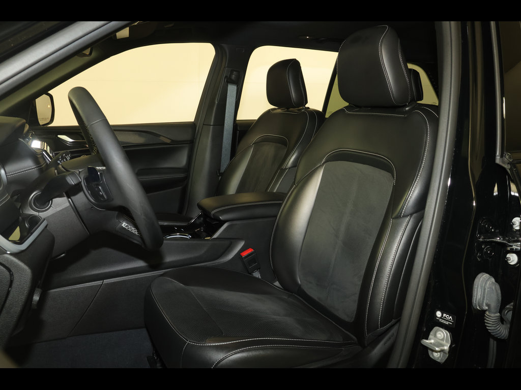 Used 2023 Jeep Grand Cherokee Altitude AWD/4WD image 23