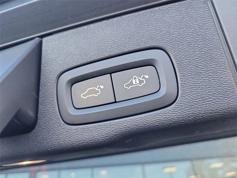 Used 2021 Volvo XC60 T5 Momentum w/ Advanced Package image 29