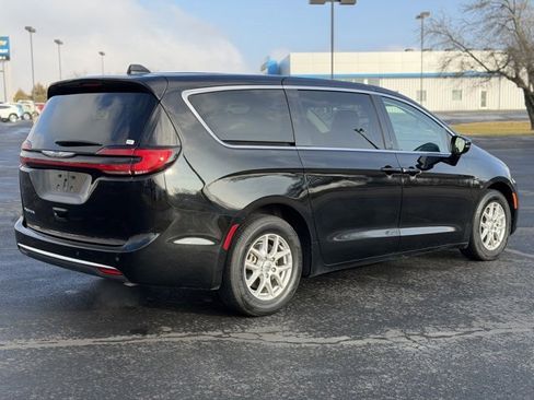 Used 2024 Chrysler Pacifica Touring-L image 7