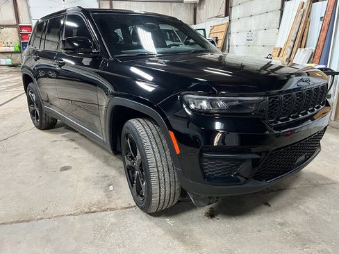 Used 2023 Jeep Grand Cherokee Altitude image 4