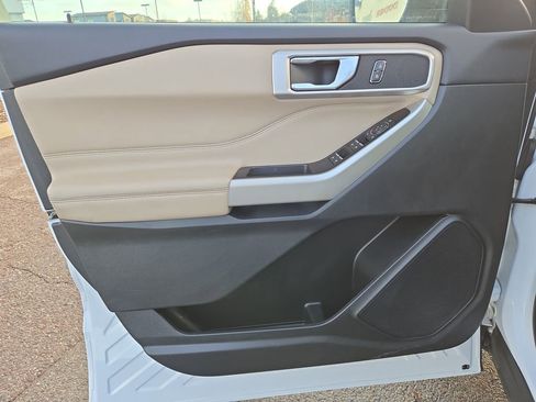 Used 2022 Ford Explorer XLT image 12