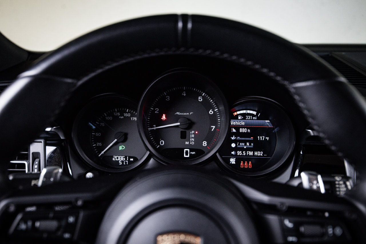 Certified 2023 Porsche Macan Turbo AWD/4WD image 15