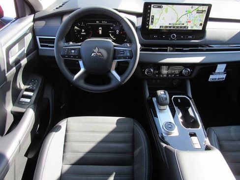 New 2025 Mitsubishi Outlander SE image 11