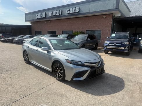 Used 2022 Toyota Camry SE FWD image 3
