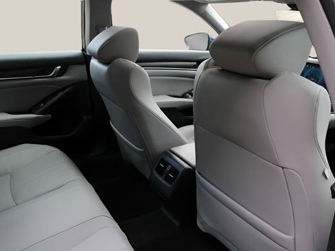 Used 2018 Honda Accord Touring image 18