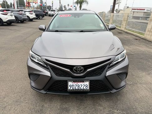 Used 2019 Toyota Camry SE image 2