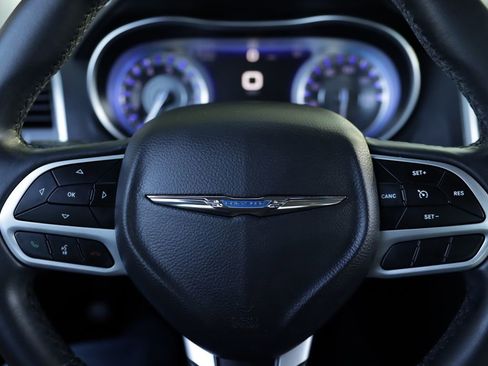 Used 2018 Chrysler 300 Touring w/ Chrome Appearance Package RWD image 10