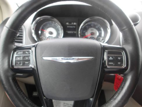 Used 2014 Chrysler Town & Country Touring-L FWD image 14