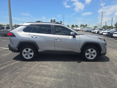 Used 2021 Toyota RAV4 XLE w/ Convenience Package FWD image 3