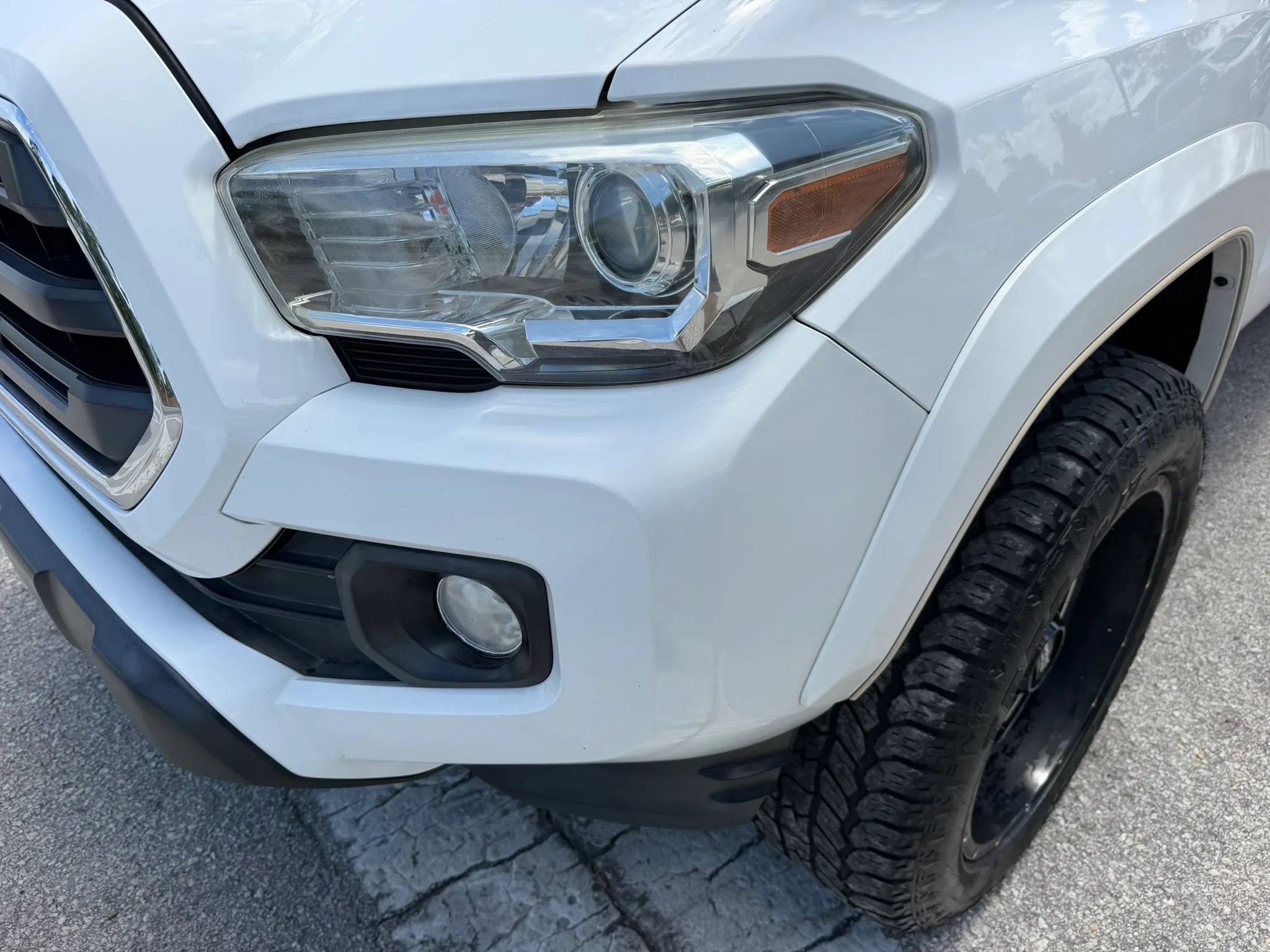 Used 2018 Toyota Tacoma SR5 AWD/4WD image 7