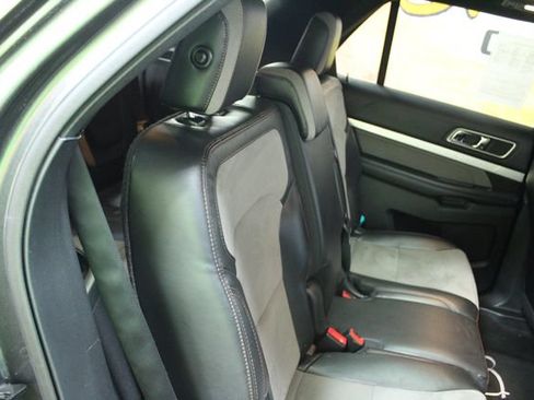 Used 2017 Ford Explorer XLT w/ XLT Technology Feature Bundle FWD image 9