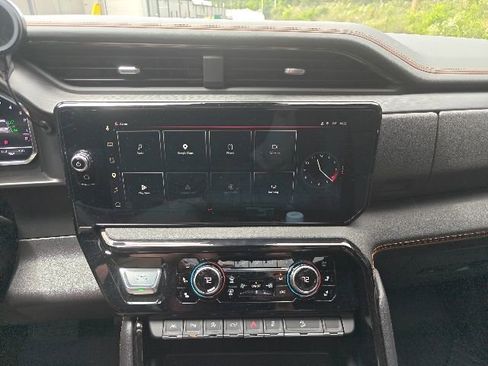 Used 2025 GMC Sierra 1500 AT4 w/ Technology Package AWD/4WD image 13