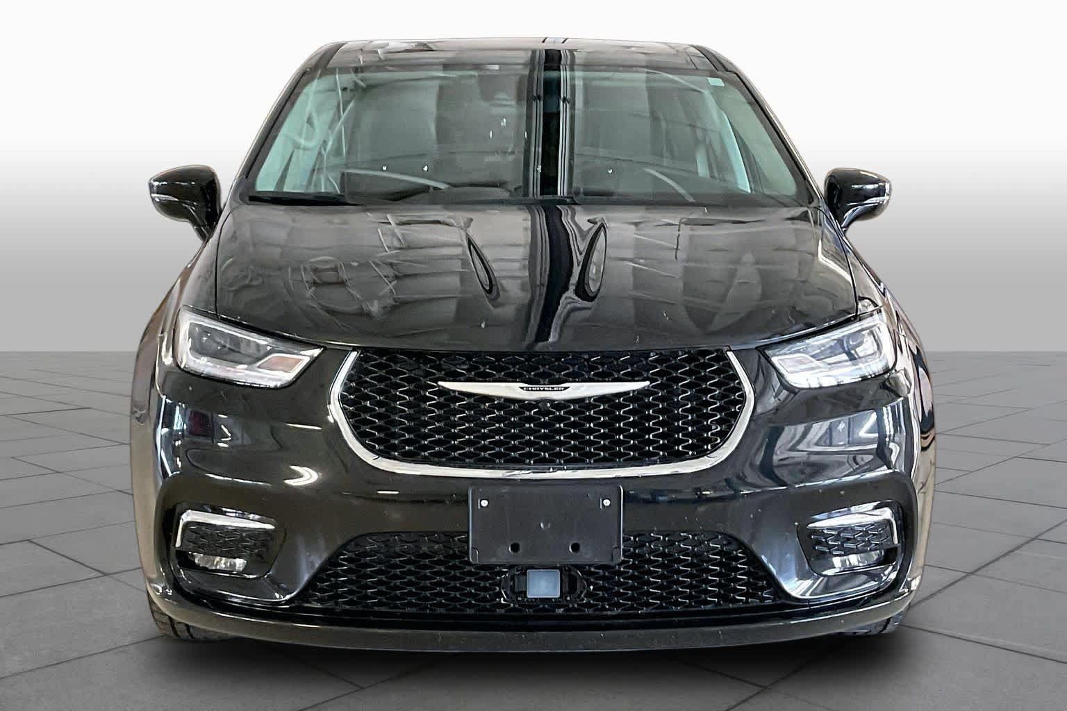 Used 2024 Chrysler Pacifica Touring-L FWD image 3