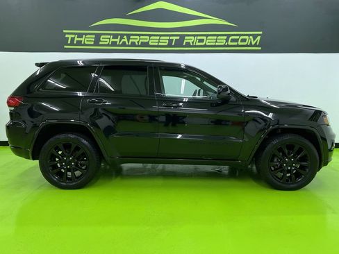 Used 2018 Jeep Grand Cherokee Altitude AWD/4WD image 11