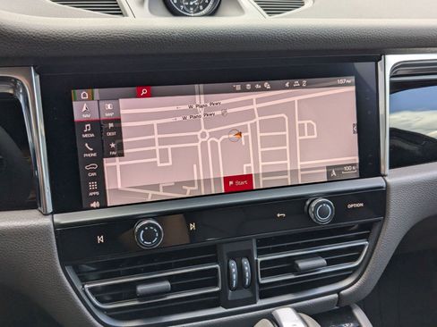 Certified 2025 Porsche Macan AWD/4WD image 17