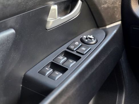 Used 2011 Kia Sportage LX FWD image 22