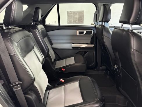 Used 2023 Ford Explorer XLT w/ XLT Sport Appearance Package AWD/4WD image 18