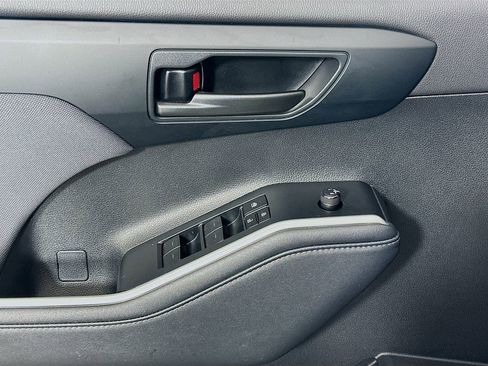 Used 2024 Toyota Highlander LE image 17