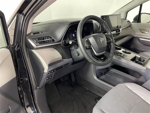 Used 2023 Toyota Sienna Limited image 3