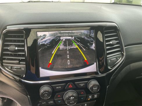 Used 2020 Jeep Grand Cherokee Altitude image 18