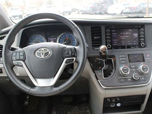 Used 2018 Toyota Sienna XLE FWD image 8