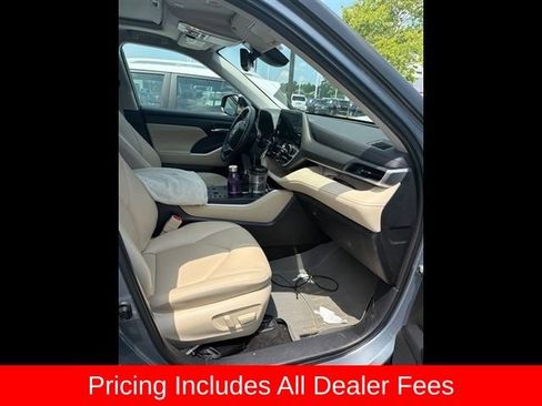 Used 2023 Toyota Highlander XLE FWD image 7
