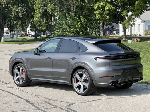 Certified 2025 Porsche Cayenne S image 3