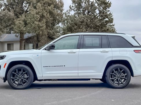 Used 2025 Jeep Grand Cherokee Limited 4xe image 8