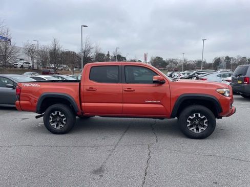 Used 2018 Toyota Tacoma TRD Off-Road w/ Technology Package image 2
