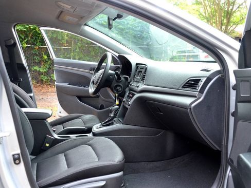 Used 2018 Hyundai Elantra SE FWD image 11