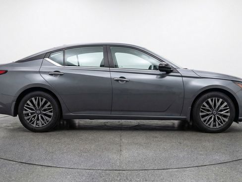 Used 2025 Nissan Altima 2.5 SV image 11